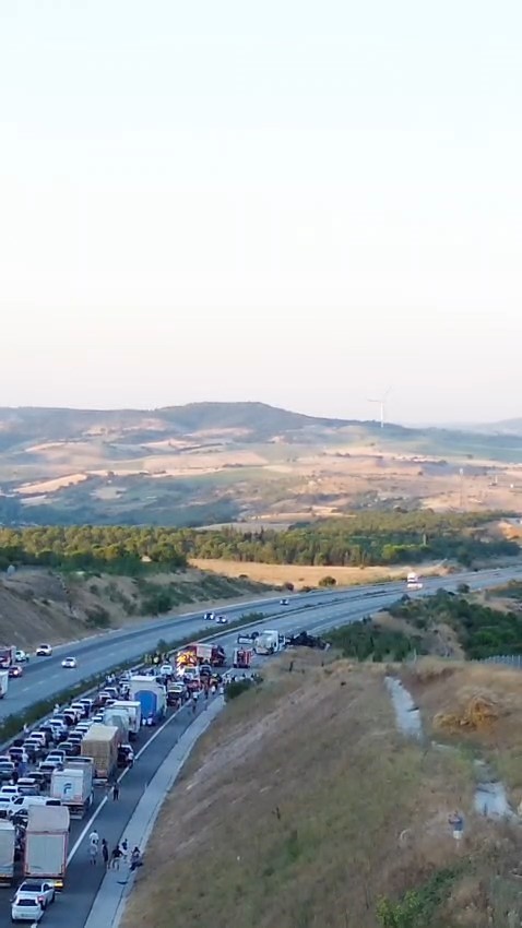 Otoyolda tır ile akaryakıt tankeri çarpıştı: 1 yaralı 