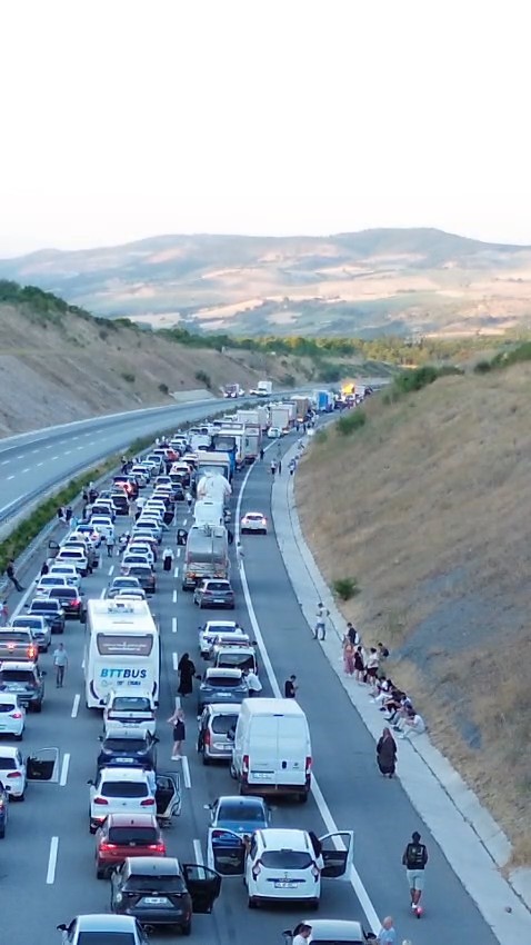 Otoyolda tır ile akaryakıt tankeri çarpıştı: 1 yaralı 