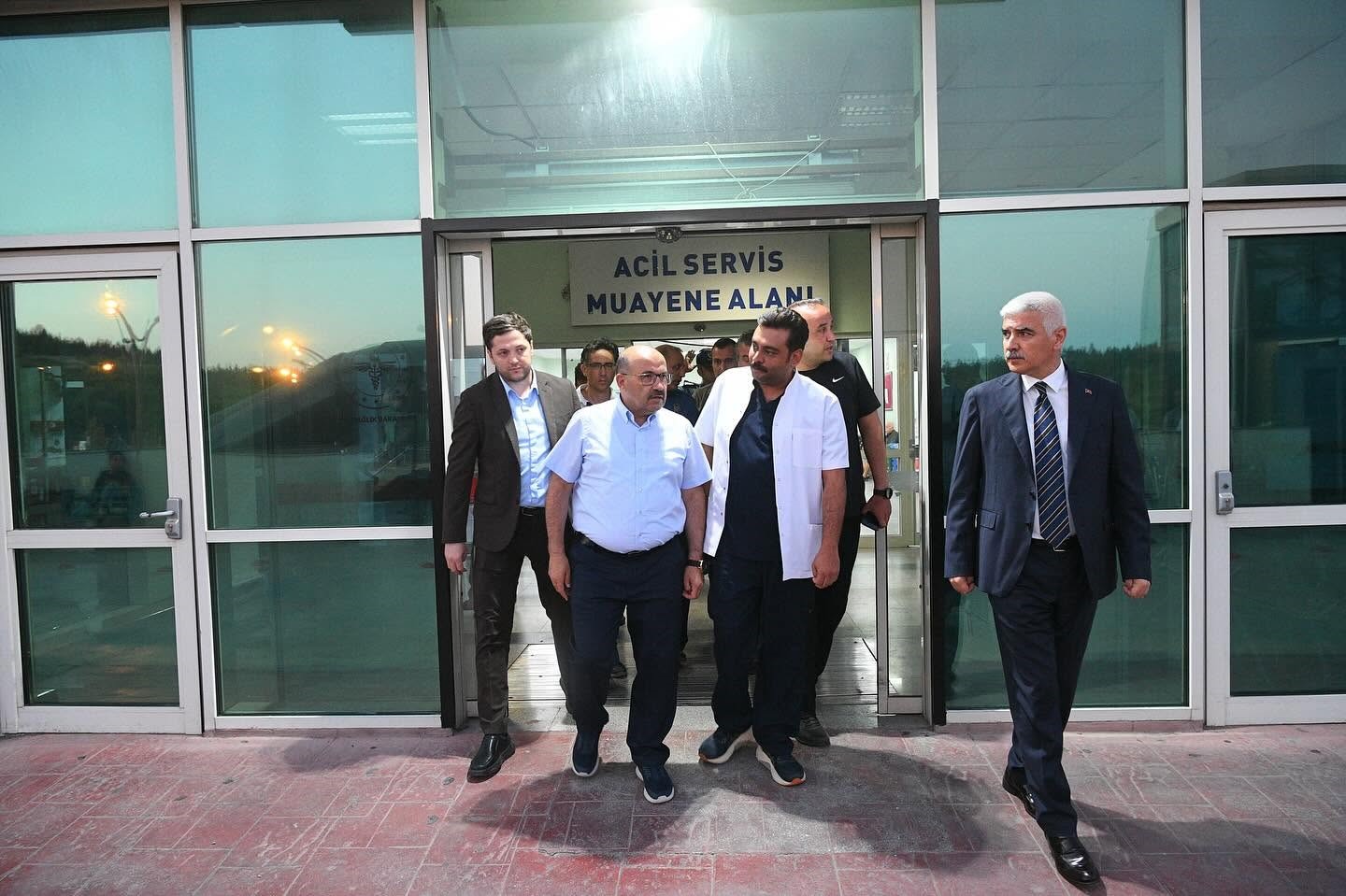 Vali Ustaoğlu, otobüs kazasında yaralanan vatandaşları hastanede ziyaret etti 