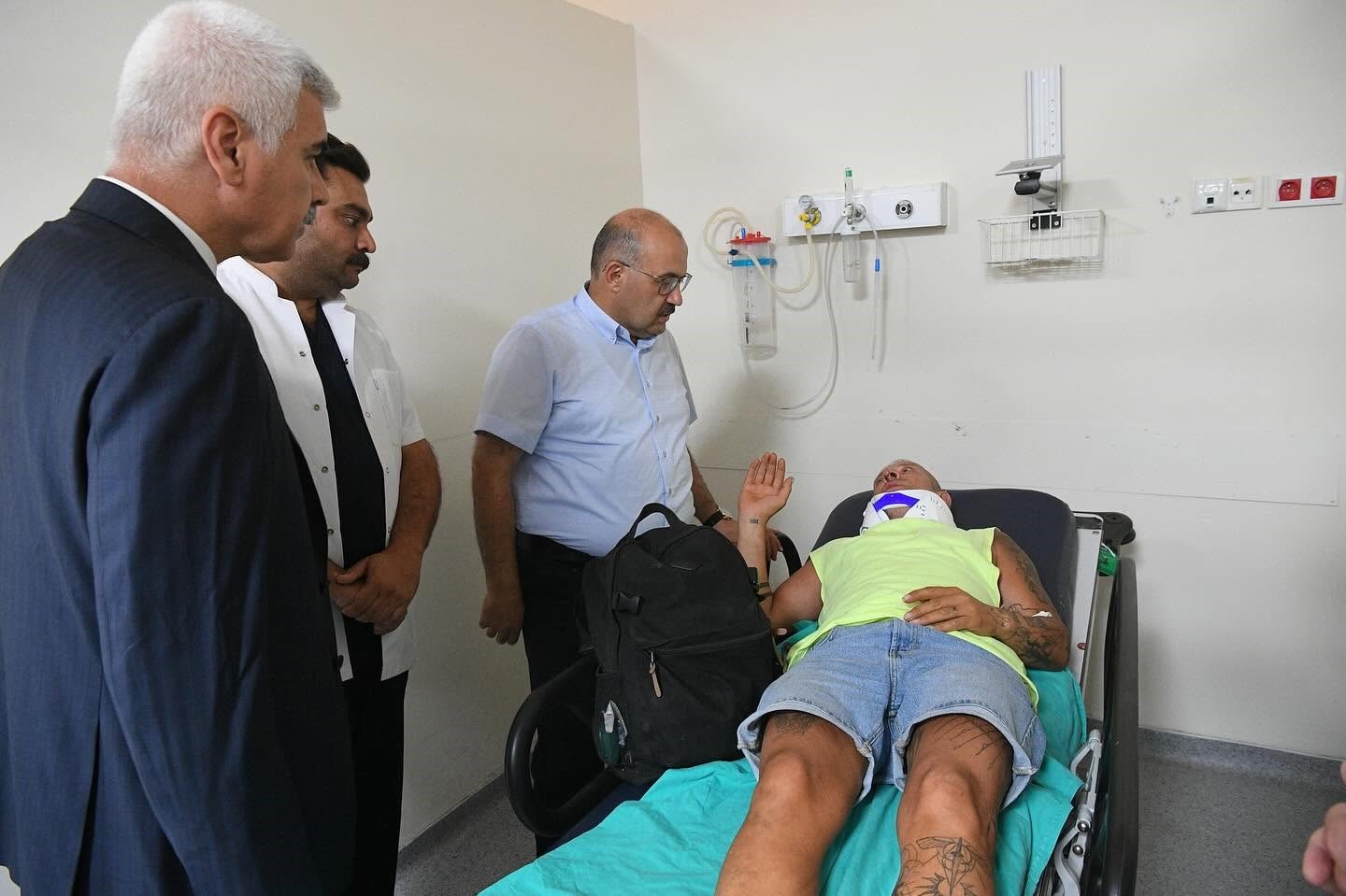 Vali Ustaoğlu, otobüs kazasında yaralanan vatandaşları hastanede ziyaret etti 