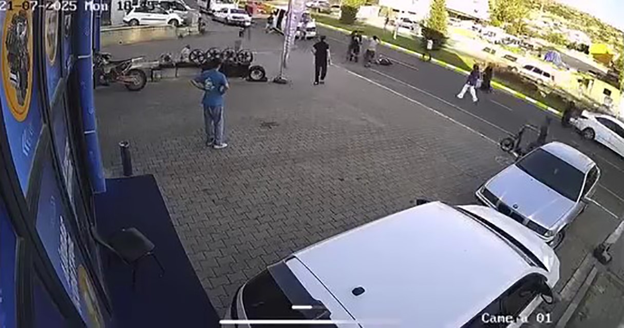 Otomobilin yaşlı adama çarptığı anlar kamerada 