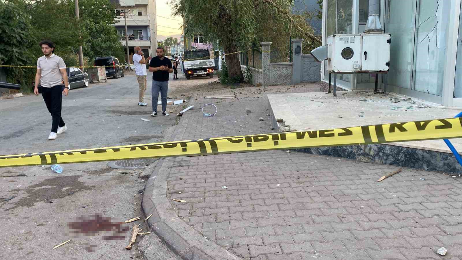 Ev baskınıyla başlayan kavgada sokak savaş alanına döndü 