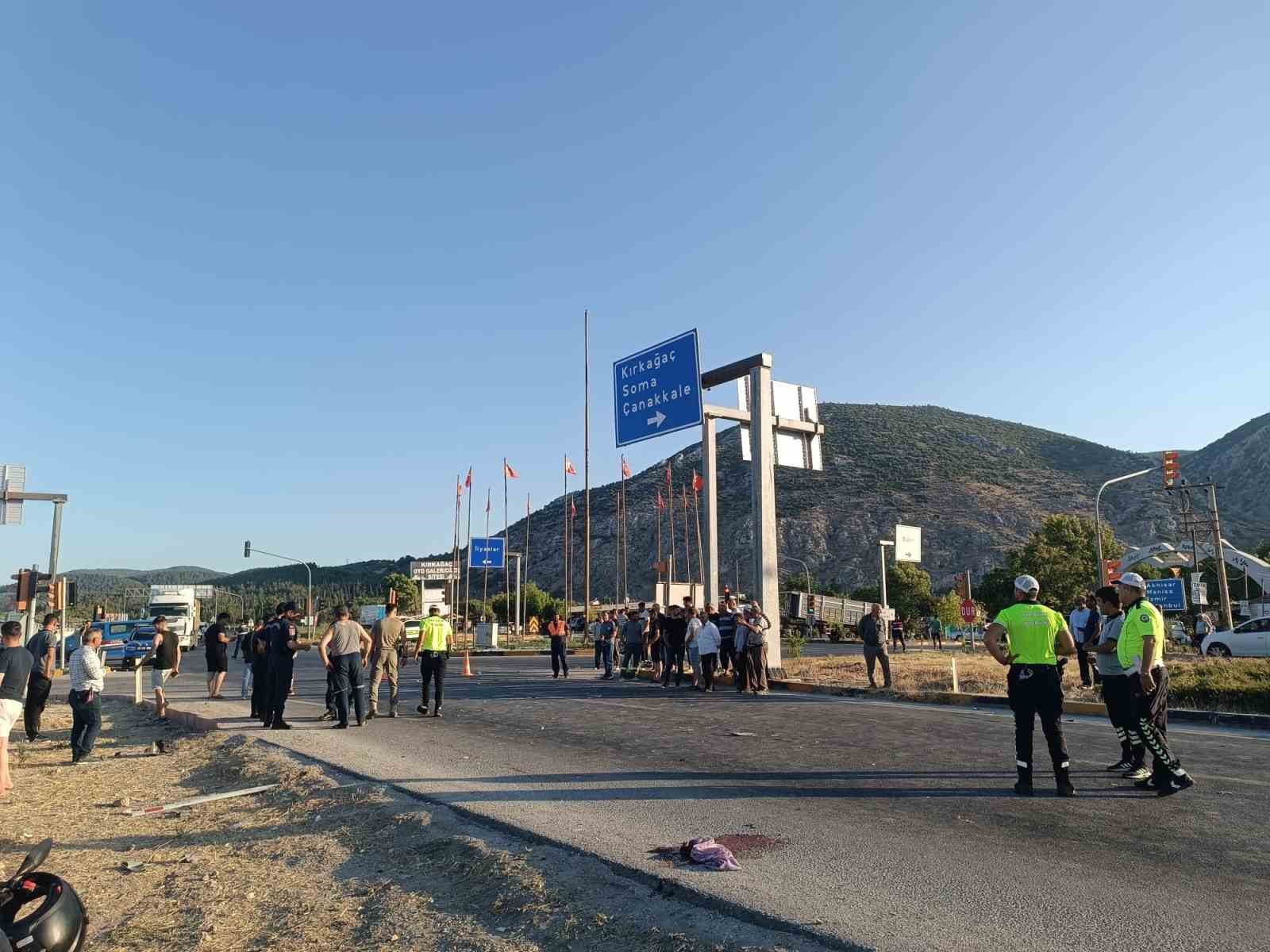 Kırkağaç’ta hafif ticari araç ile motosikletin çarpıştığı feci kaza kamerada: 1 ölü, 1 yaralı