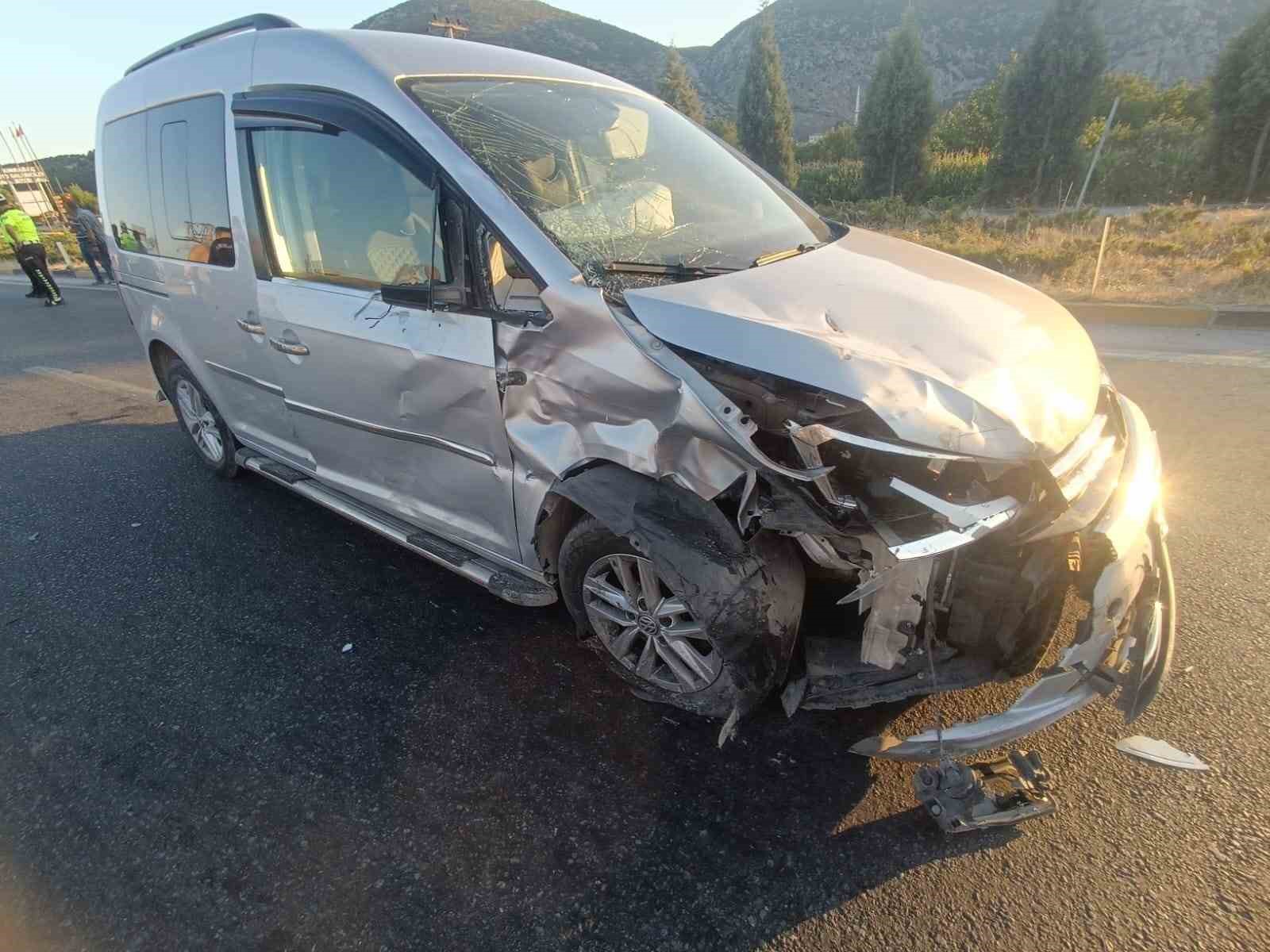 Kırkağaç’ta hafif ticari araç ile motosikletin çarpıştığı feci kaza kamerada: 1 ölü, 1 yaralı 