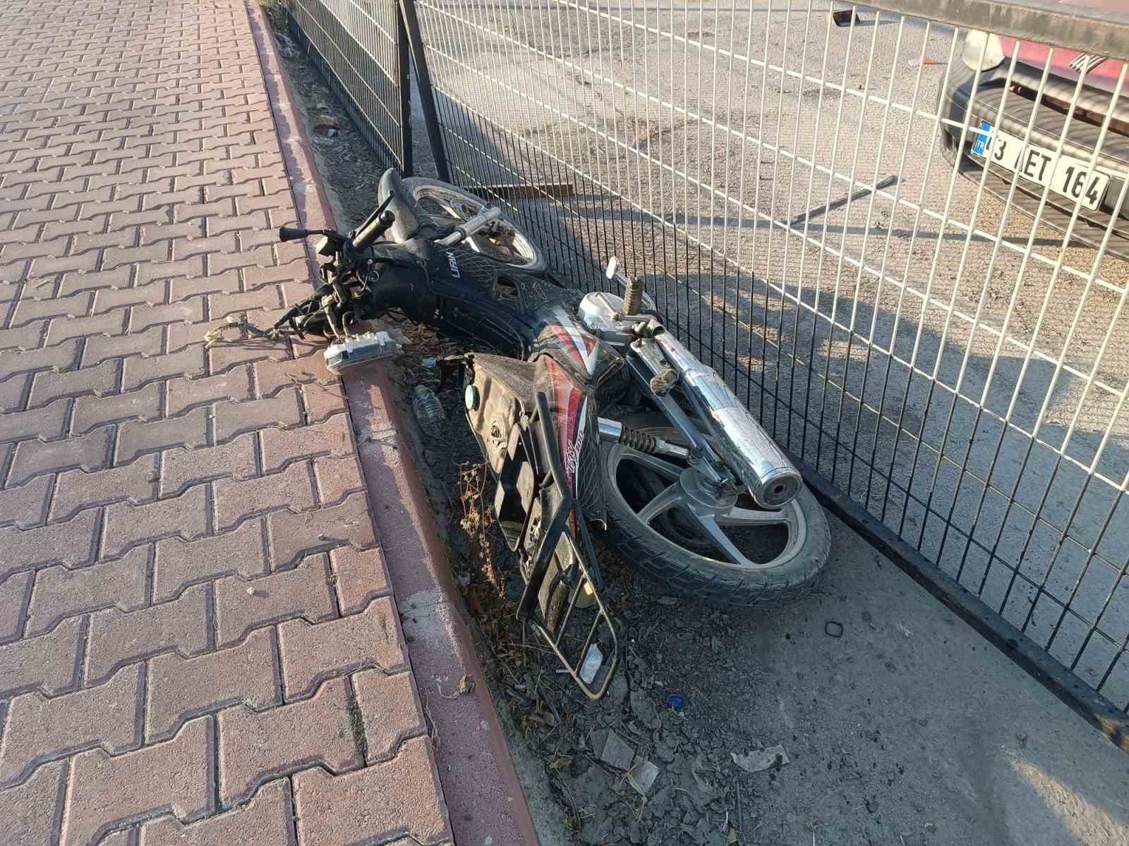 Kırkağaç’ta hafif ticari araç ile motosikletin çarpıştığı feci kaza kamerada: 1 ölü, 1 yaralı 