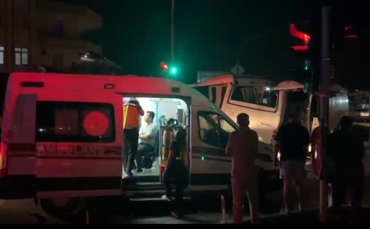 Antalya’da 3 midibüs birbirine girdi, ortalık savaş alanına döndü: 6 yaralı 