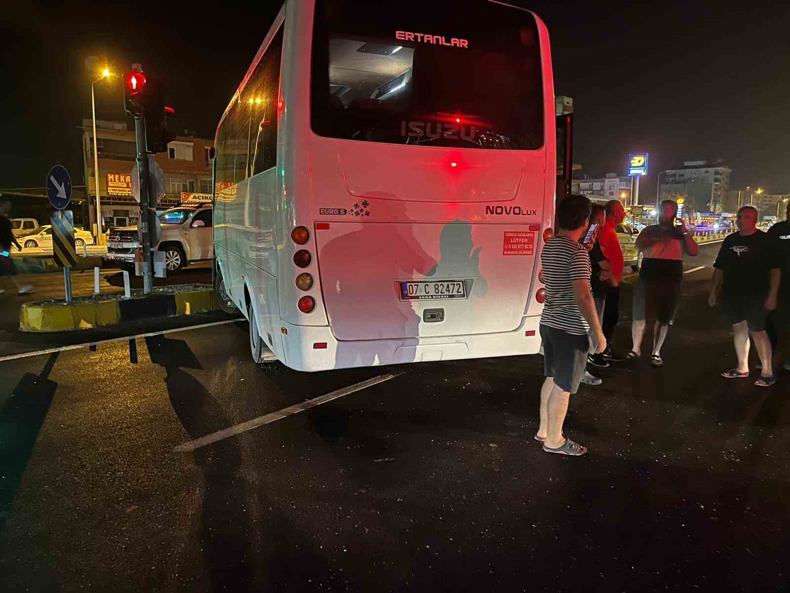 Antalya’da 3 midibüs birbirine girdi, ortalık savaş alanına döndü: 6 yaralı 