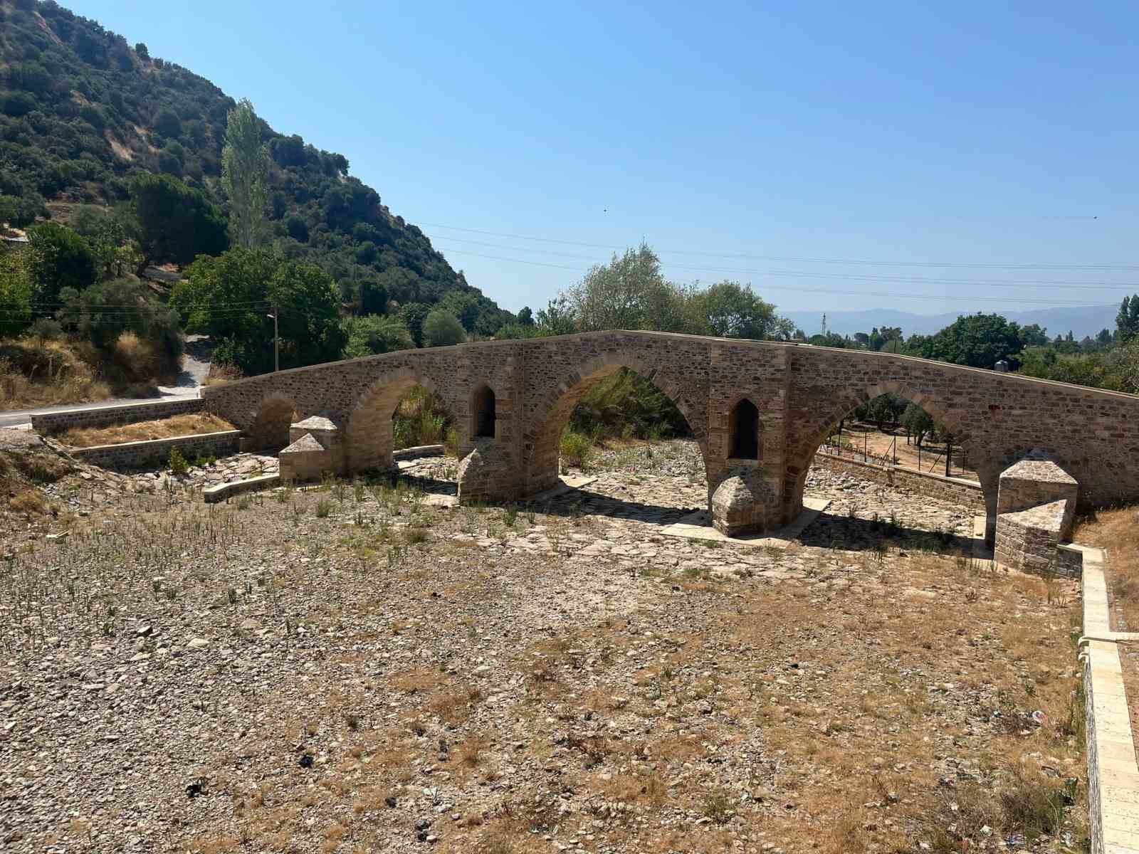 Tarihi Yunan Köprüsü’ne çevre düzenlemesi istiyorlar 