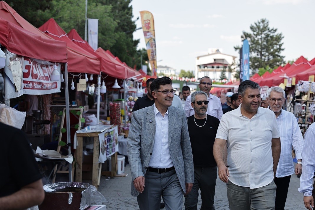 Başkan Kahveci, Gediz Tarhana Festivali’nde vatandaşlarla buluştu 