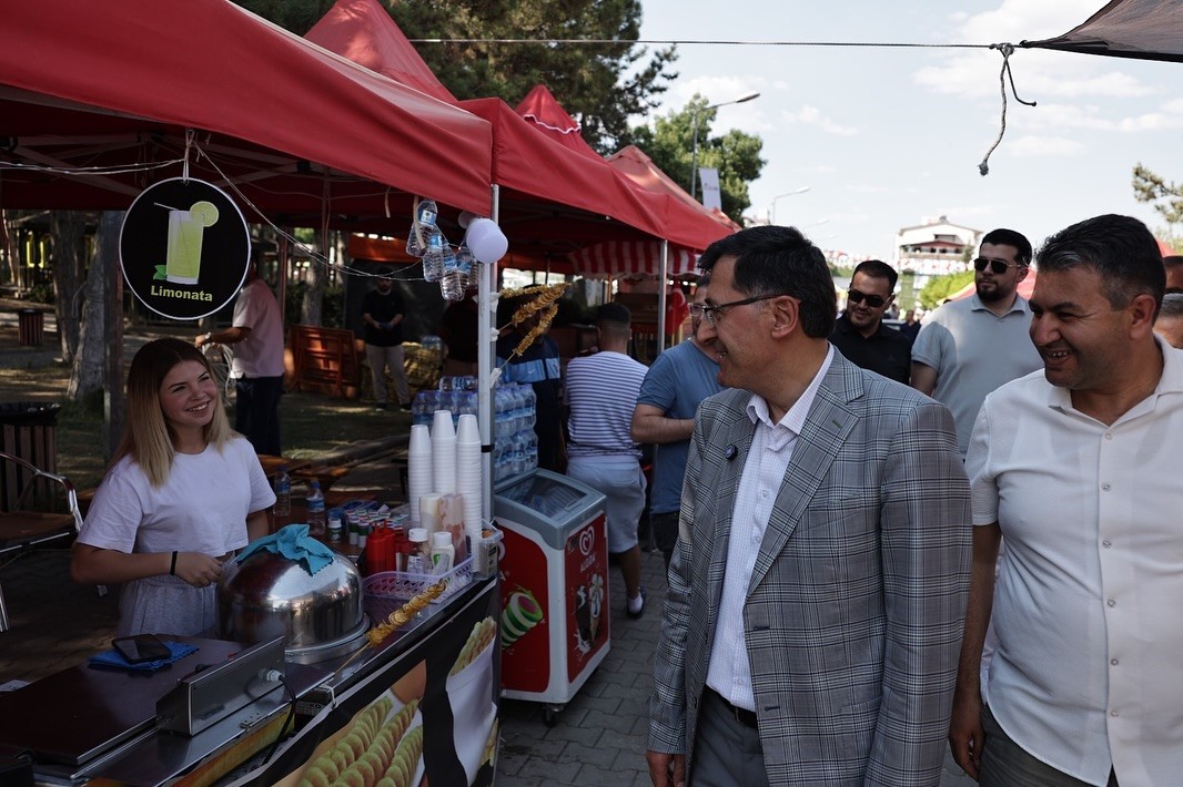 Başkan Kahveci, Gediz Tarhana Festivali’nde vatandaşlarla buluştu 