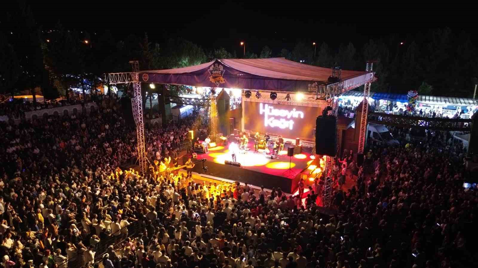 Geleneksel Tarhana Festivali’nde Hüseyin Kağıt, Gedizlileri coşturdu 