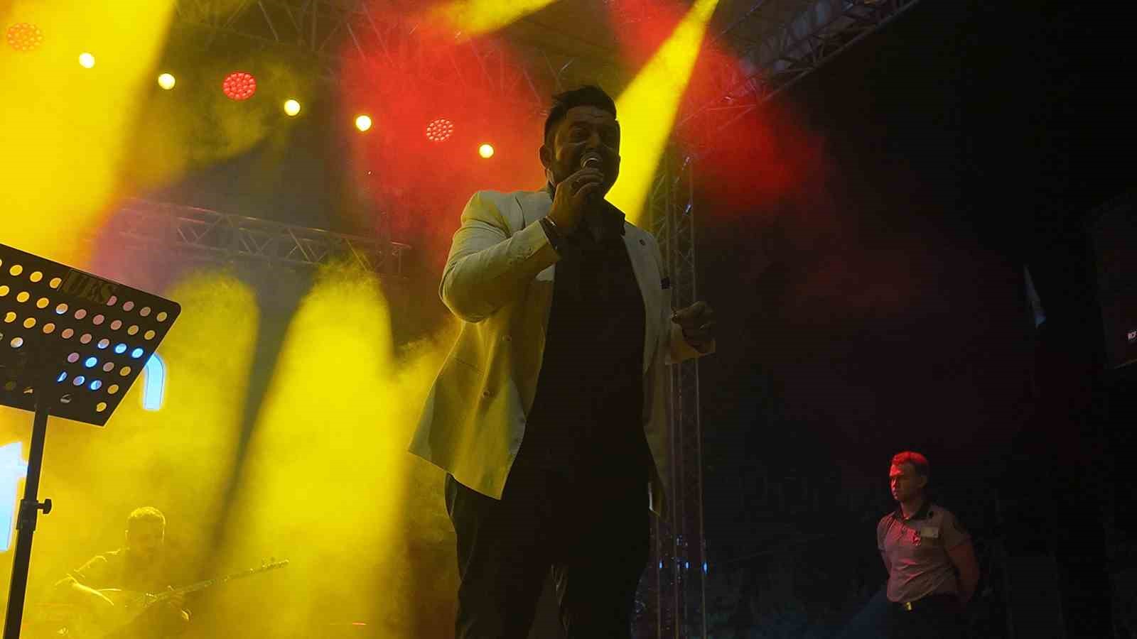 Geleneksel Tarhana Festivali’nde Hüseyin Kağıt, Gedizlileri coşturdu 