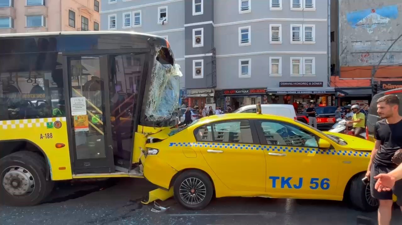 Beyoğlu’nda freni patlayan İETT otobüsü zincirleme kazaya neden oldu: 4 yaralı 