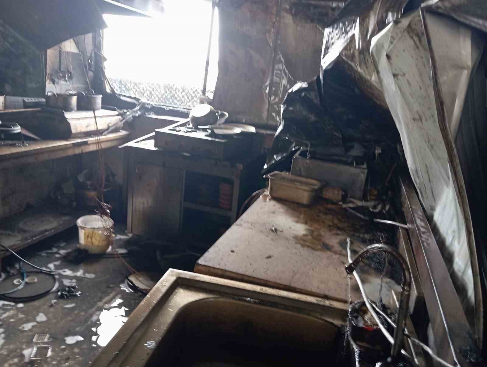 Alevlerin yükseldiği kafe kullanılmaz hale geldi 