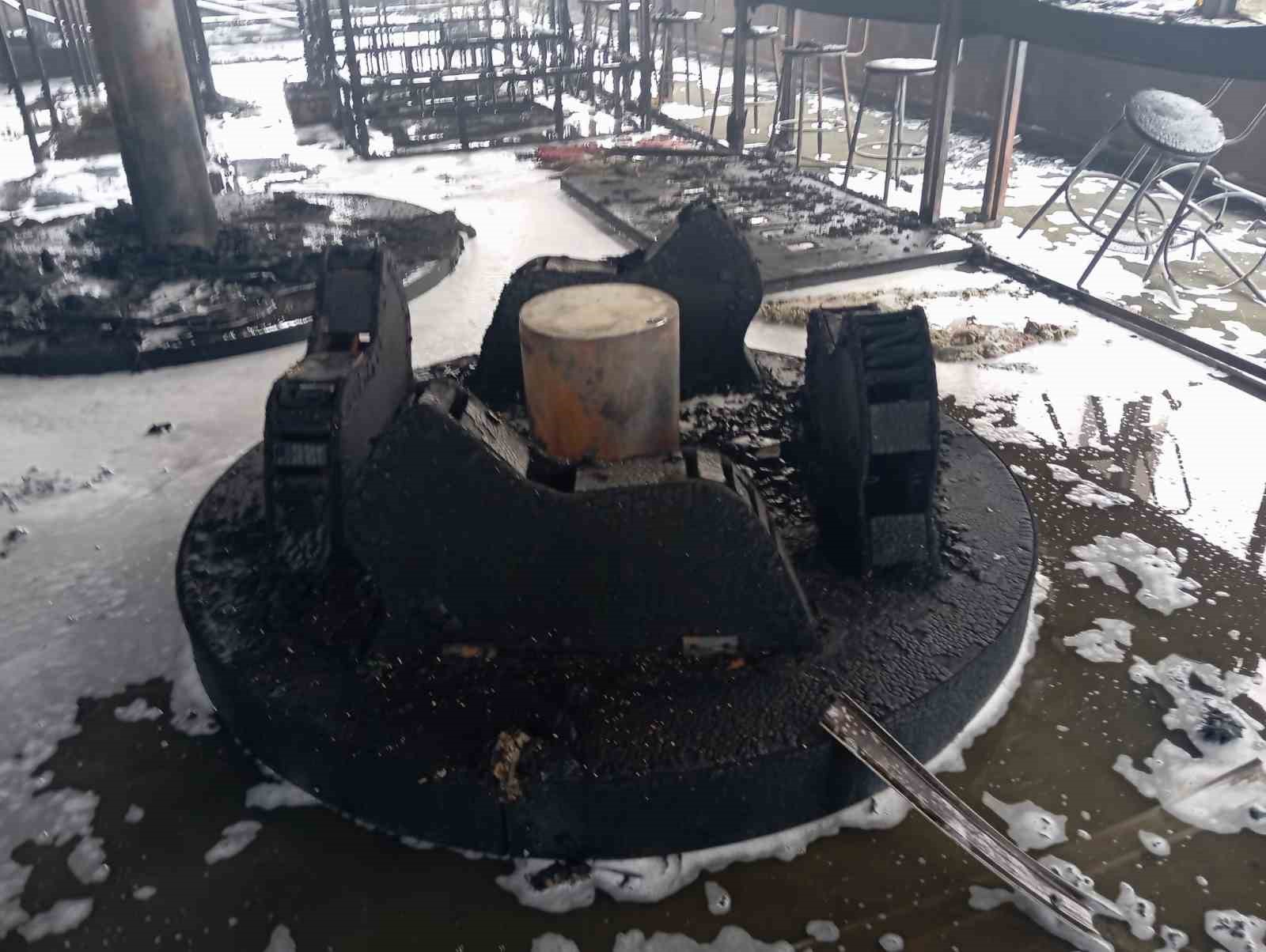 Alevlerin yükseldiği kafe kullanılmaz hale geldi 