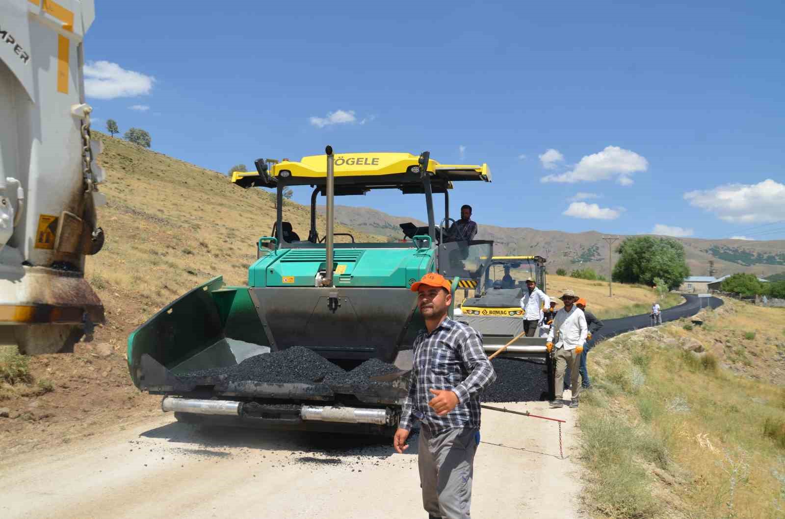 Muş’ta sıcak asfalt mesaisi 