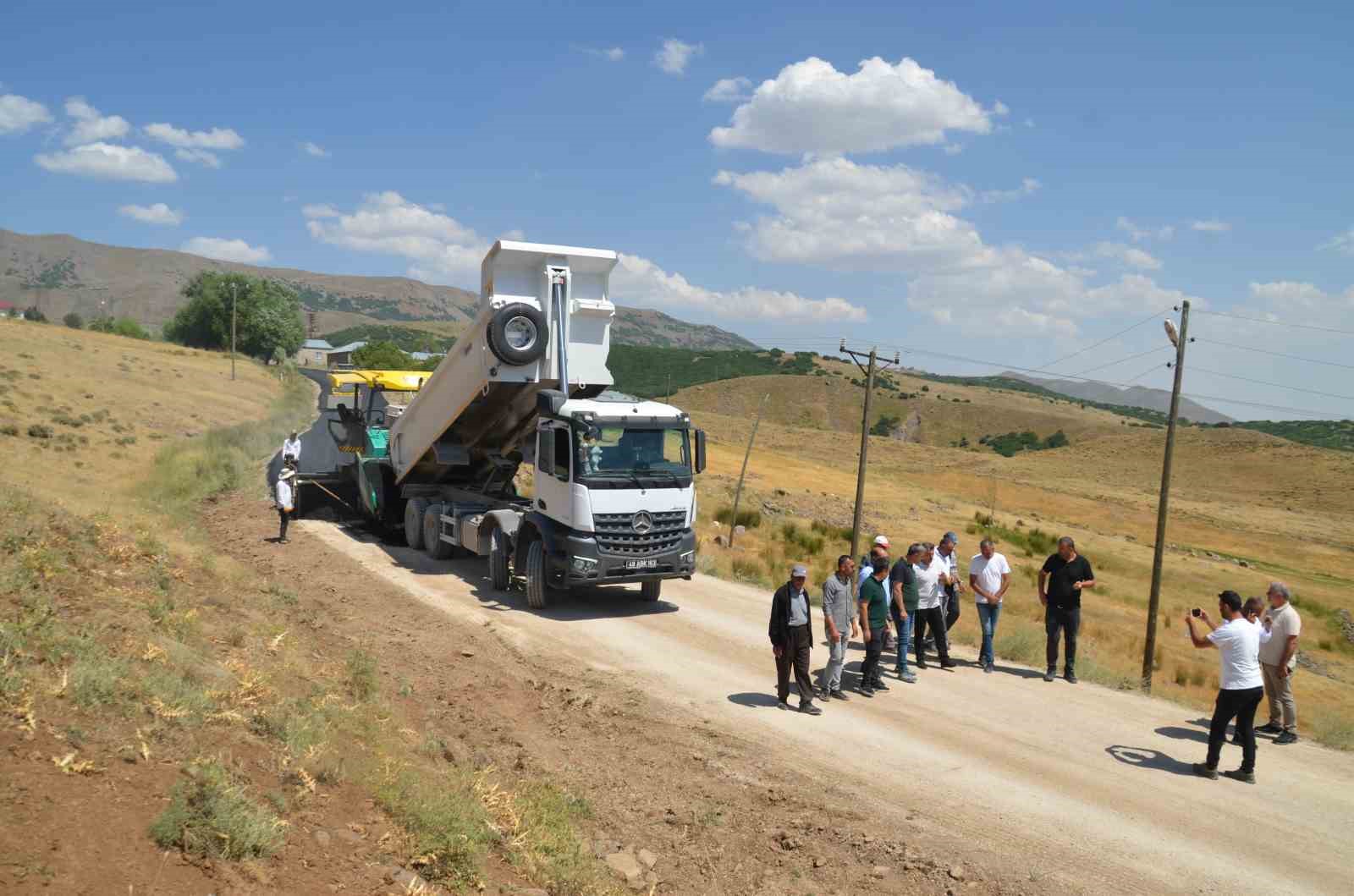 Muş’ta sıcak asfalt mesaisi 