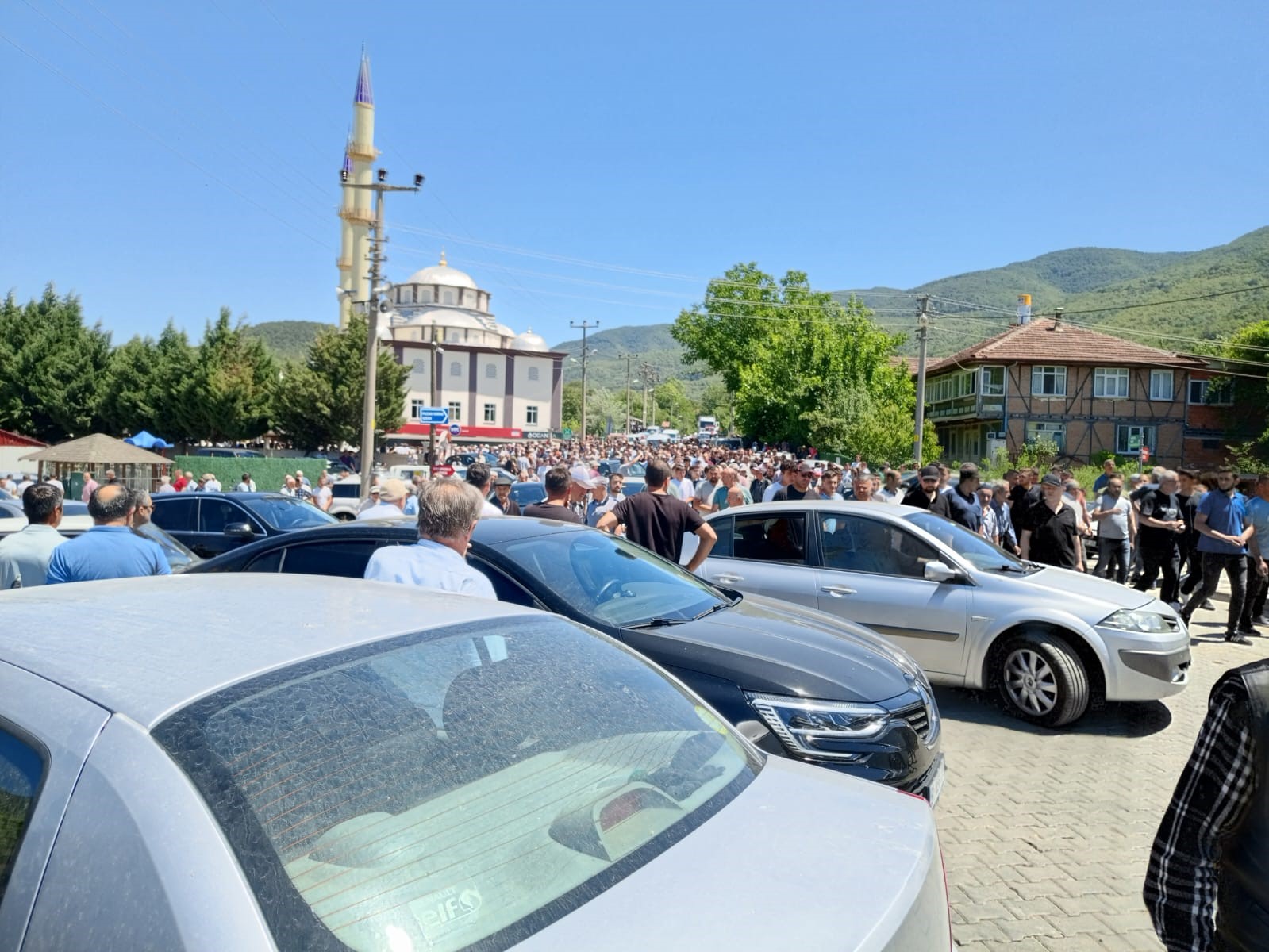 Gölde boğulan genç, gözyaşlarıyla son yolculuğuna uğurlandı 