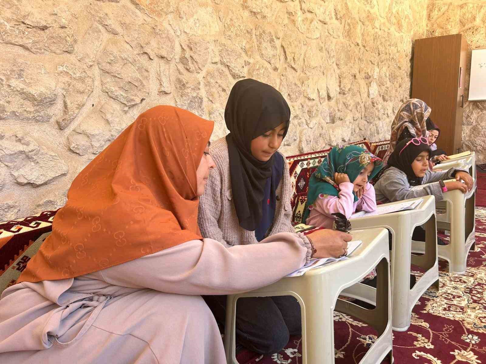 Van’da çocuklar hem Kur’an-ı Kerim’i hem de hüsn-i hat sanatını öğreniyor 
