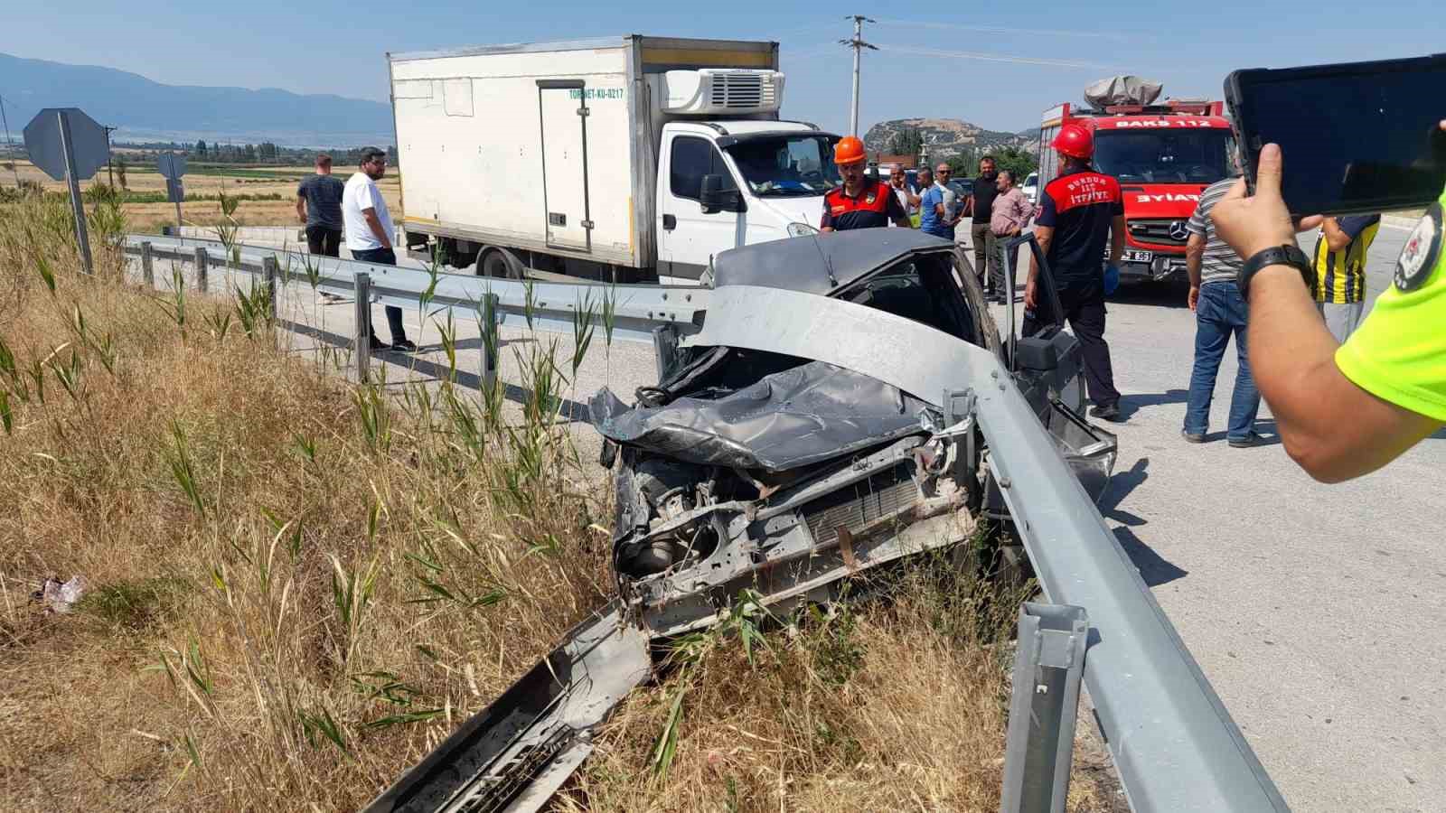Bariyerlere saplanıp hurdaya dönen Tofaş sürücüsü yaralandı 