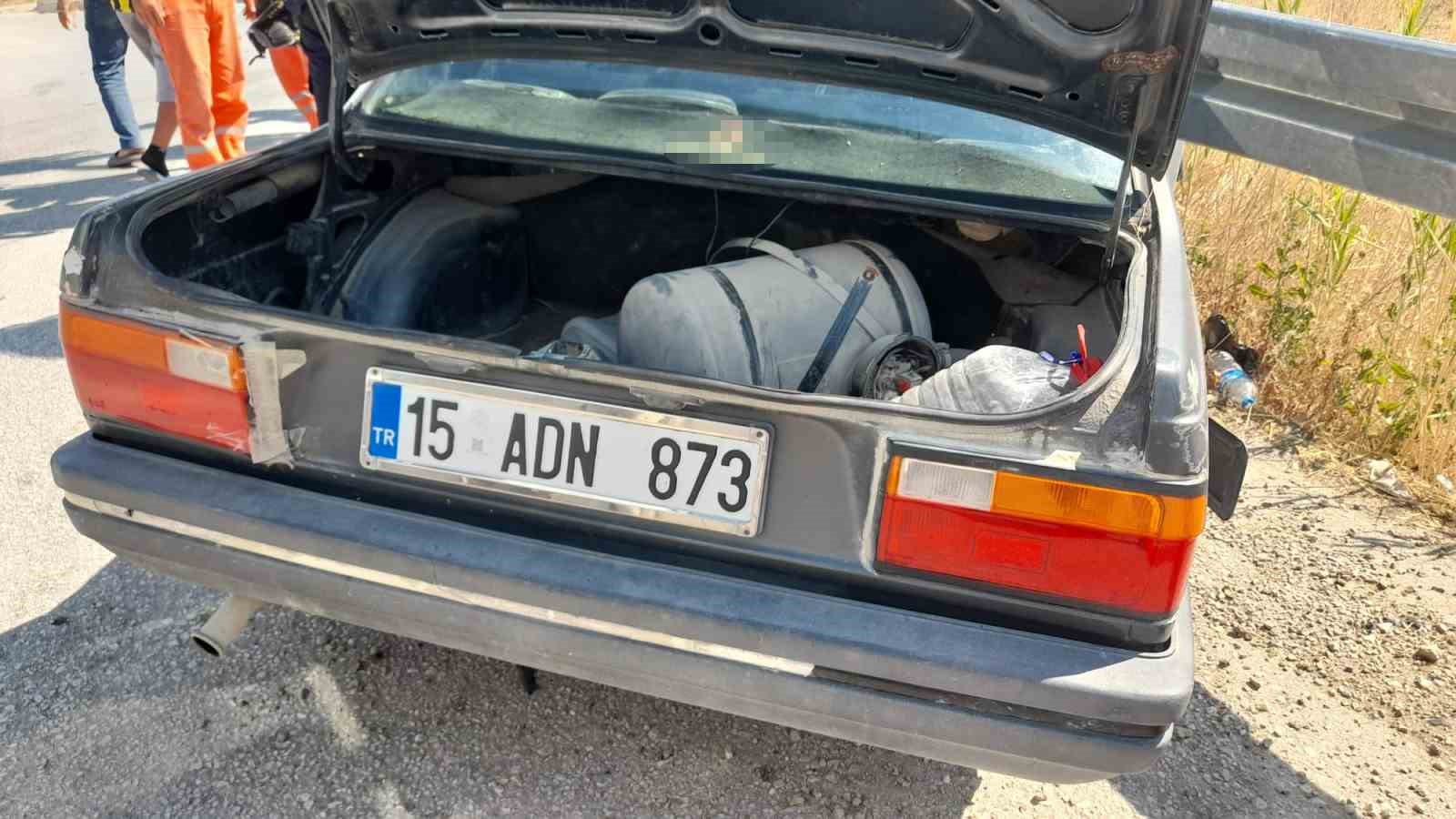 Bariyerlere saplanıp hurdaya dönen Tofaş sürücüsü yaralandı 