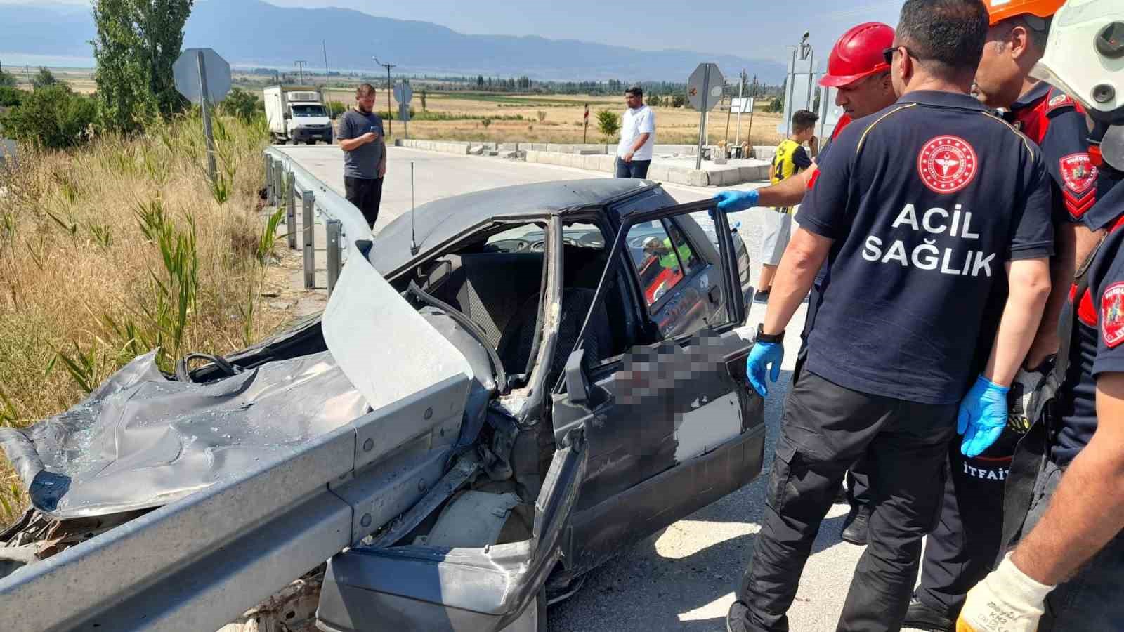 Bariyerlere saplanıp hurdaya dönen Tofaş sürücüsü yaralandı 
