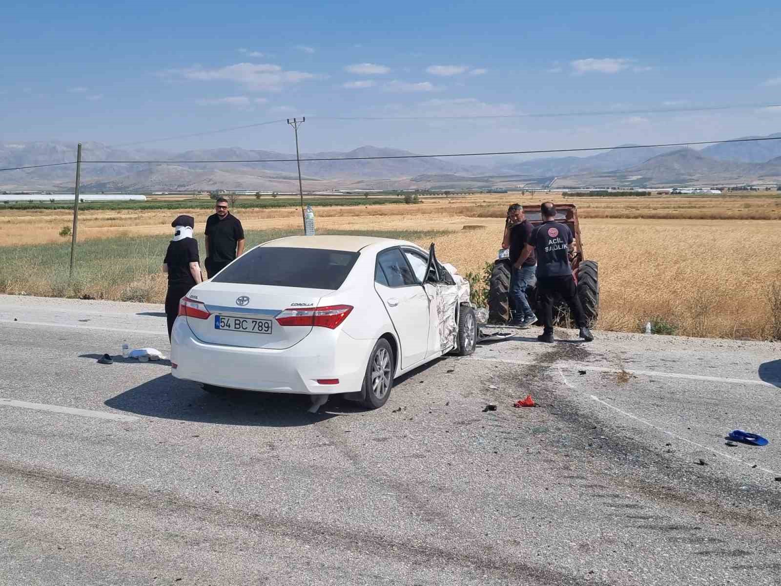 Burdur-Fethiye kara yolunda traktör ile otomobil çarpıştı: 5 yaralı 