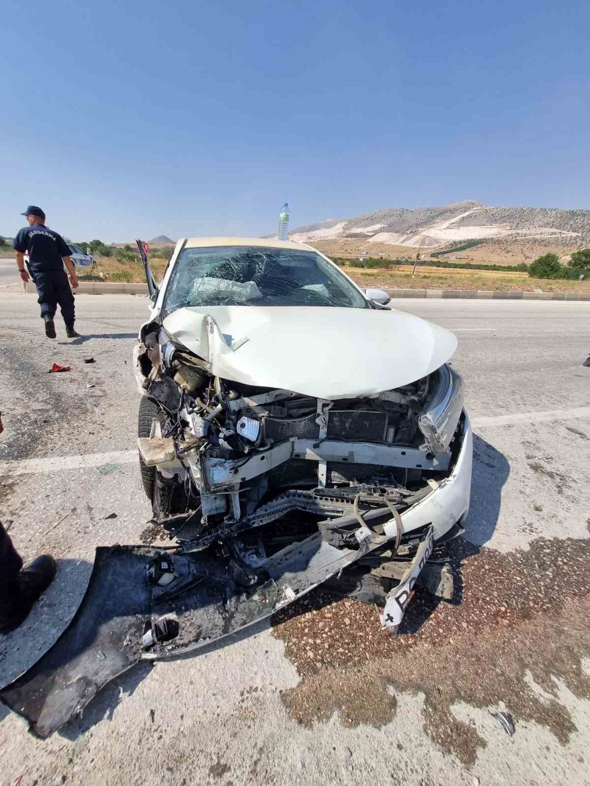 Burdur-Fethiye kara yolunda traktör ile otomobil çarpıştı: 5 yaralı 