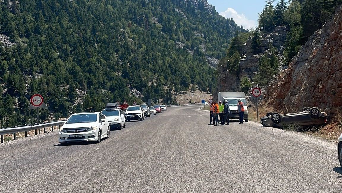 Akseki’de otomobil yoldan çıkıp takla attı: 2 yaralı 