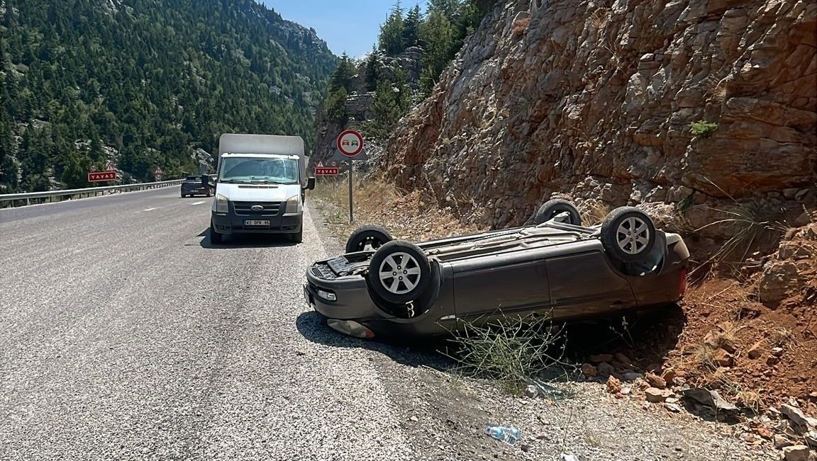 Akseki’de otomobil yoldan çıkıp takla attı: 2 yaralı 