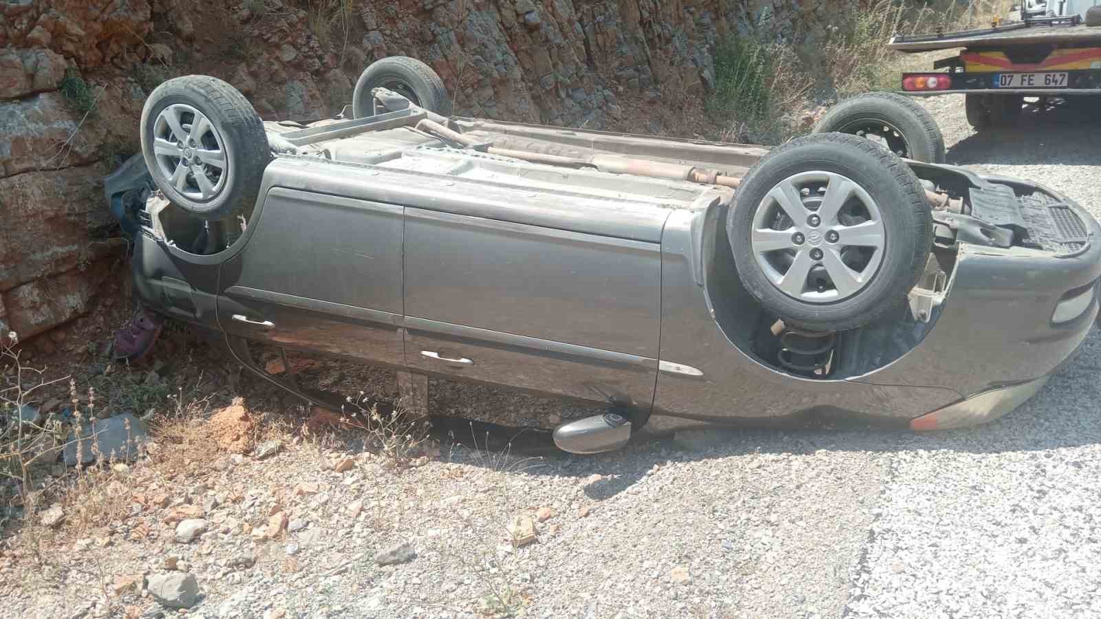 Akseki’de otomobil yoldan çıkıp takla attı: 2 yaralı 