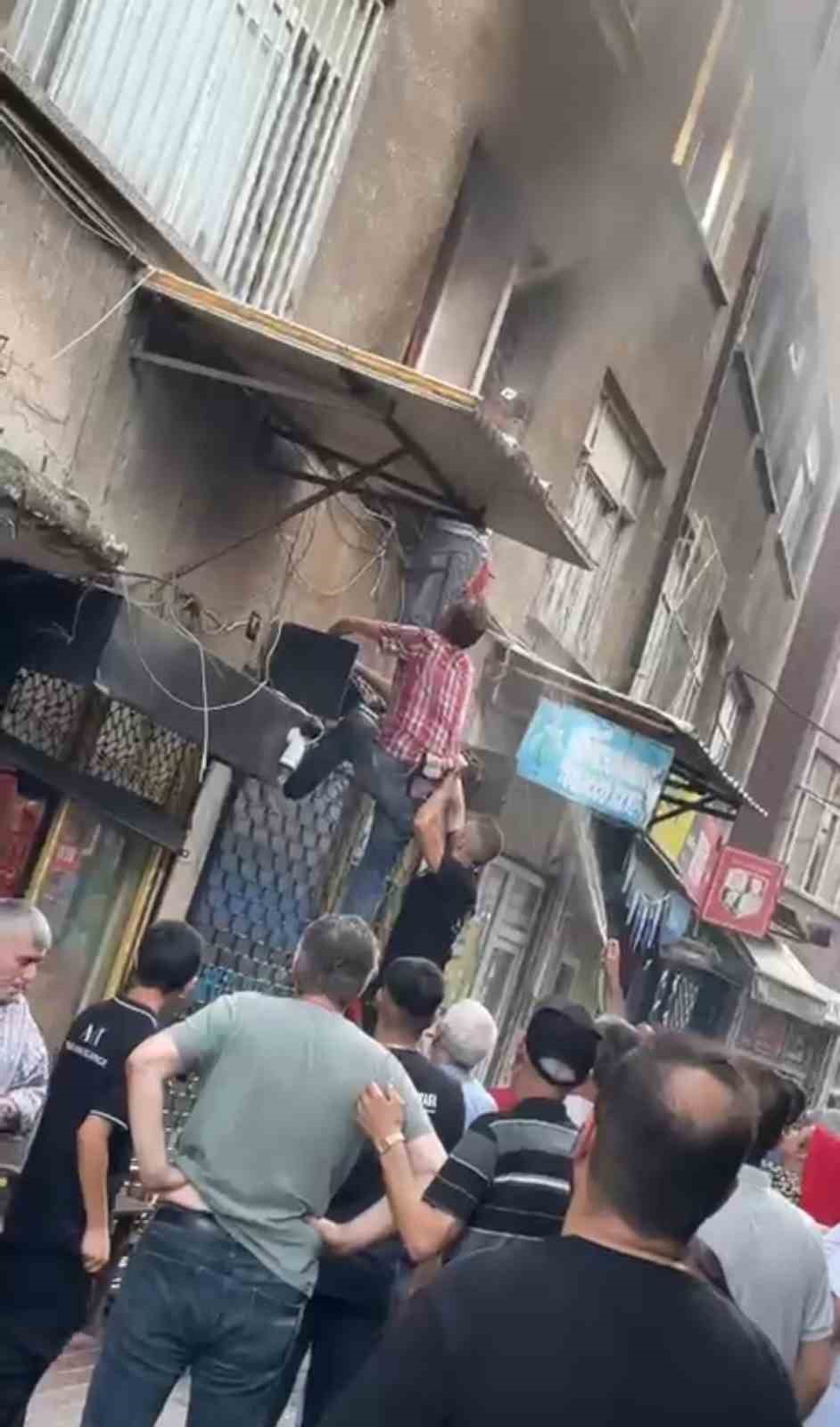 Bursa’da evde çıkan yangında alevlerin arasında kalan kadını mahalleli kurtardı 