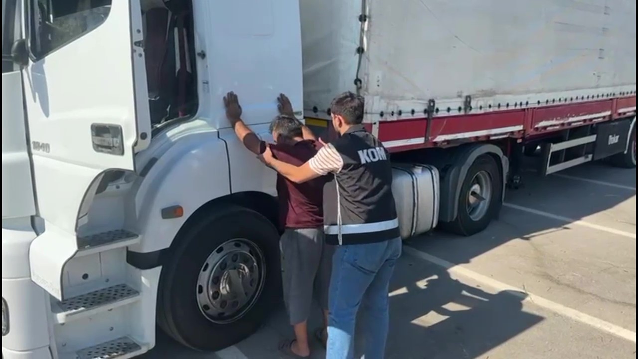 TEM Otoyolu’nda bir tırda 350 paket gümrük kaçağı sigara ele geçirildi 