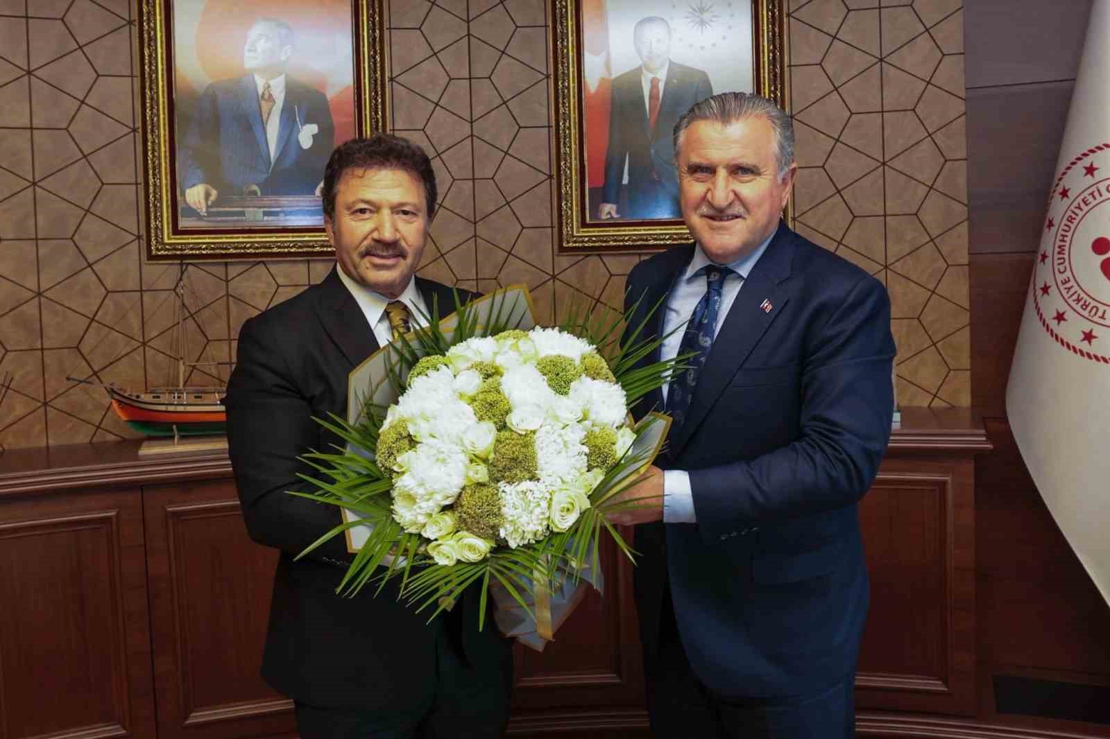 Gençlik ve Spor Bakanı Aşkın Bak, Ankaragücü Onursal Başkanı Yiğiner’i kabul etti 