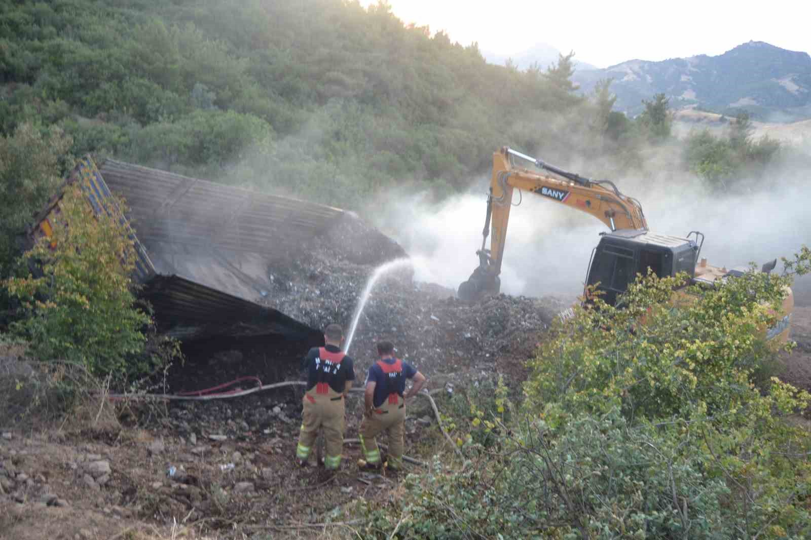 Manisa’da alev alan kamyon şarampole uçtu, yangın ormana sıçramadan söndürüldü 