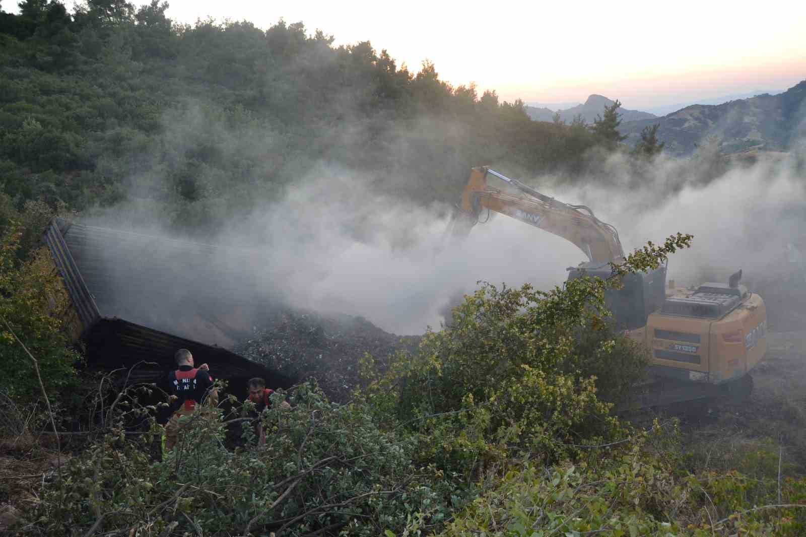 Manisa’da alev alan kamyon şarampole uçtu, yangın ormana sıçramadan söndürüldü 