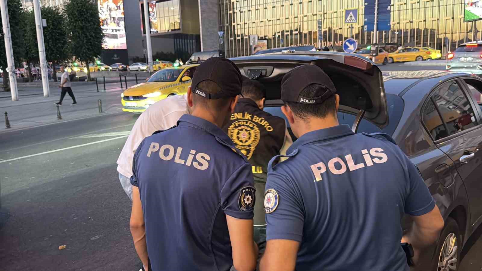 Taksim’de helikopter destekli ’Huzur İstanbul’ uygulaması 