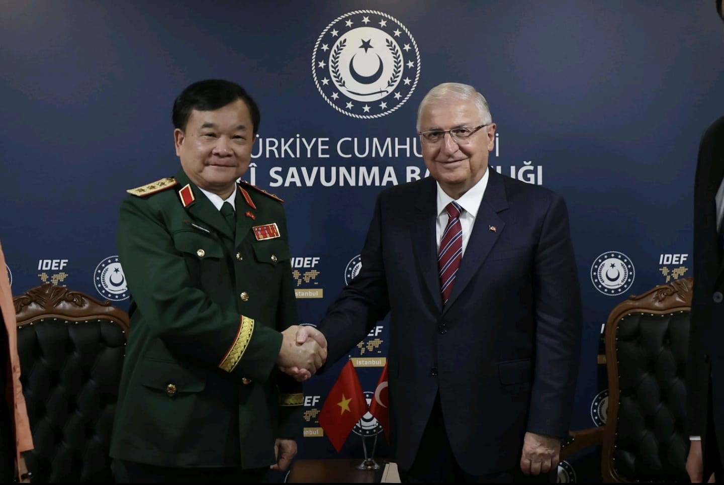 Bakan Güler, IDEF’te Vietnam ve Pakistanlı yetkilileri kabul etti 