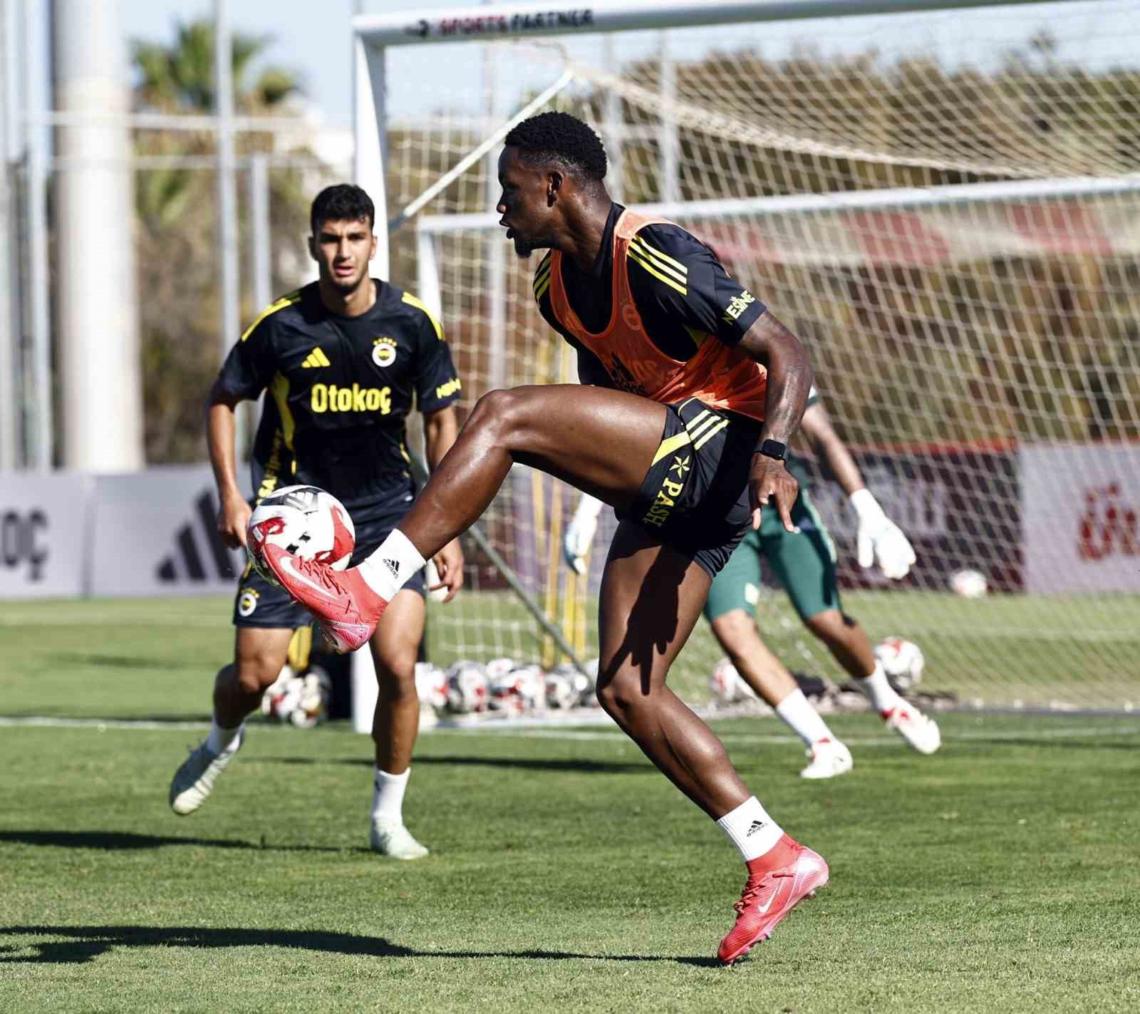 Fenerbahçe, yeni sezon hazırlıklarına devam etti 