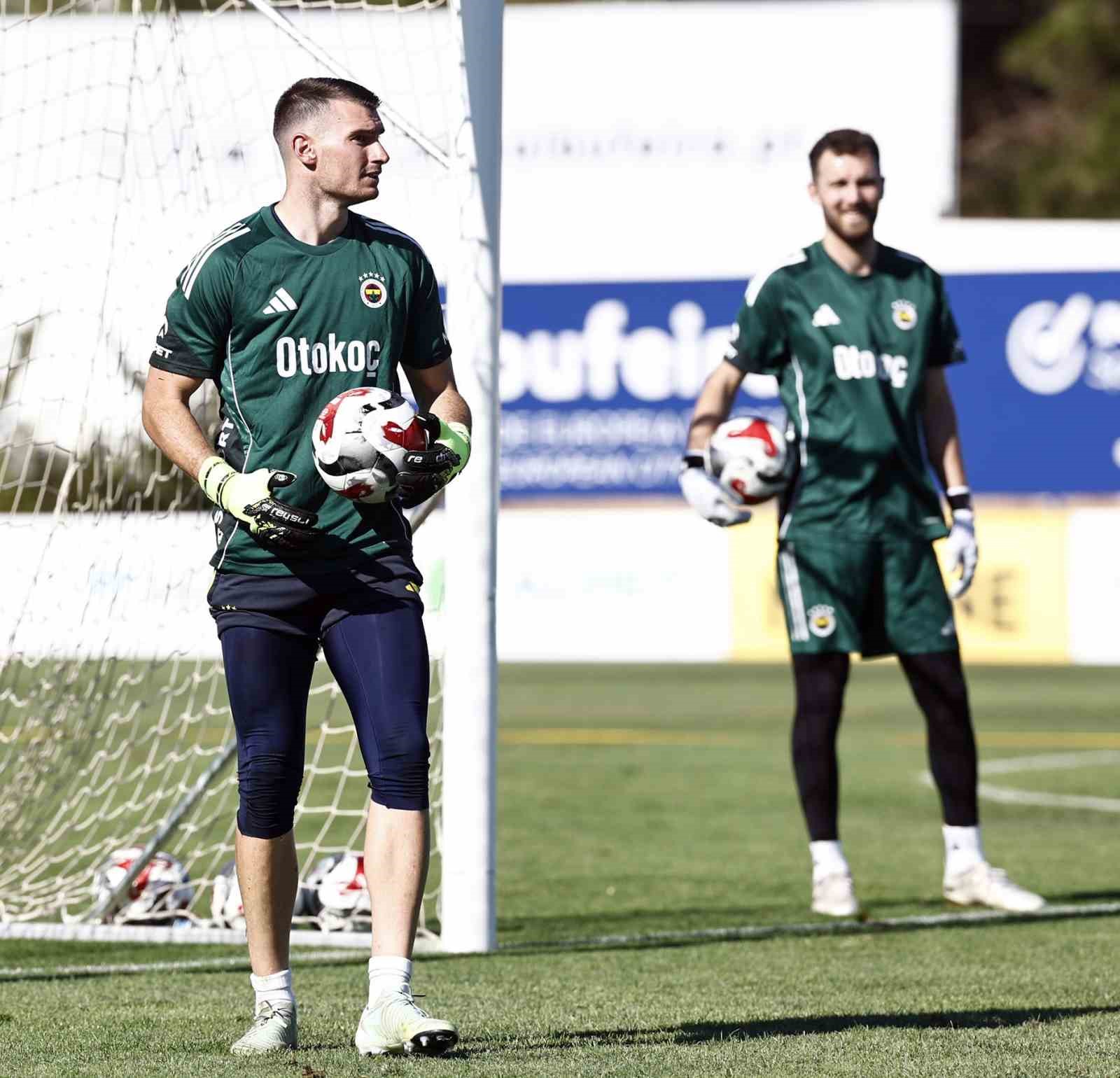 Fenerbahçe, yeni sezon hazırlıklarına devam etti 