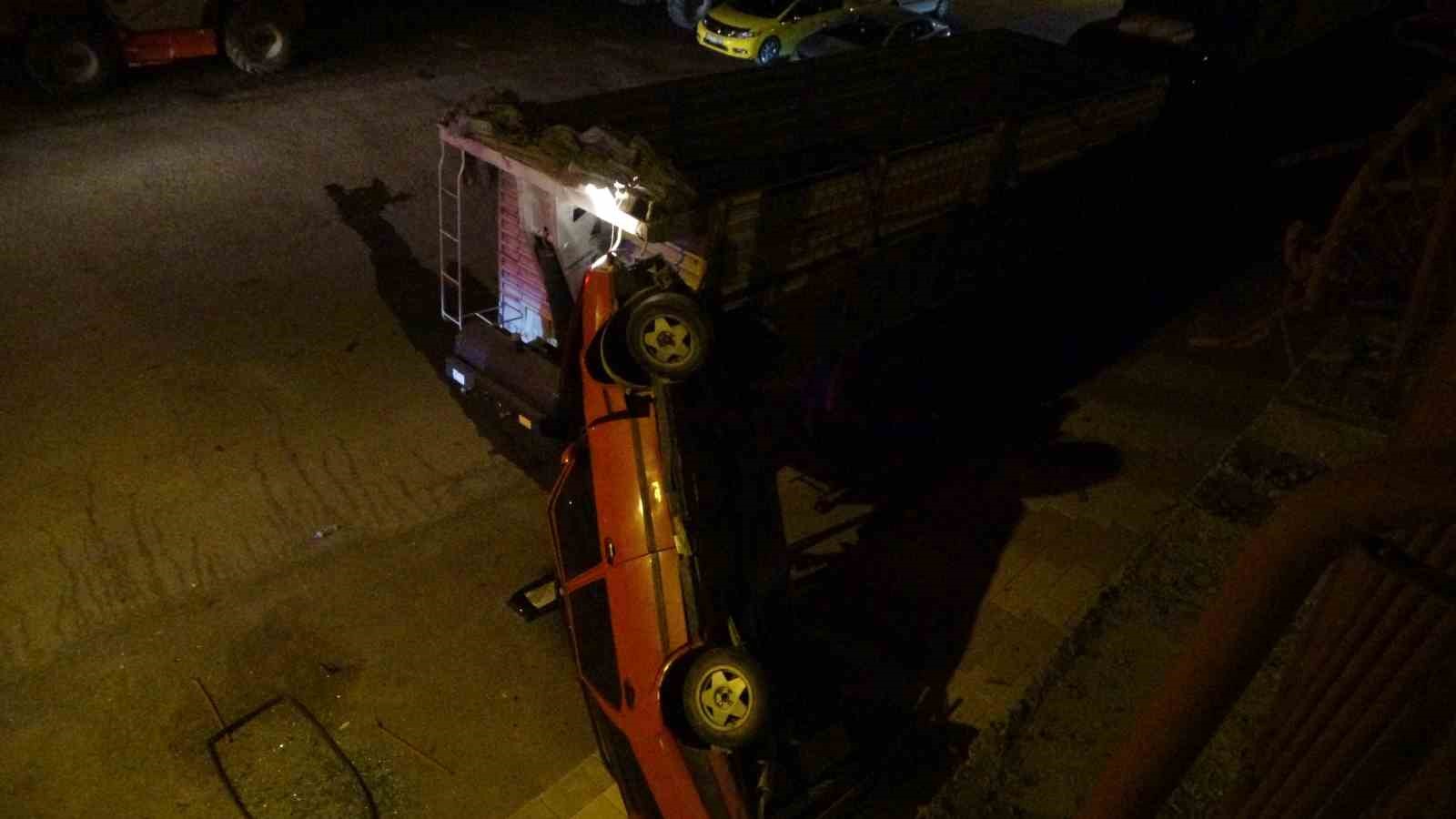 Minibüsle çarpışan araç 5 metre yükseklikten aşağı uçtu: 1 yaralı 