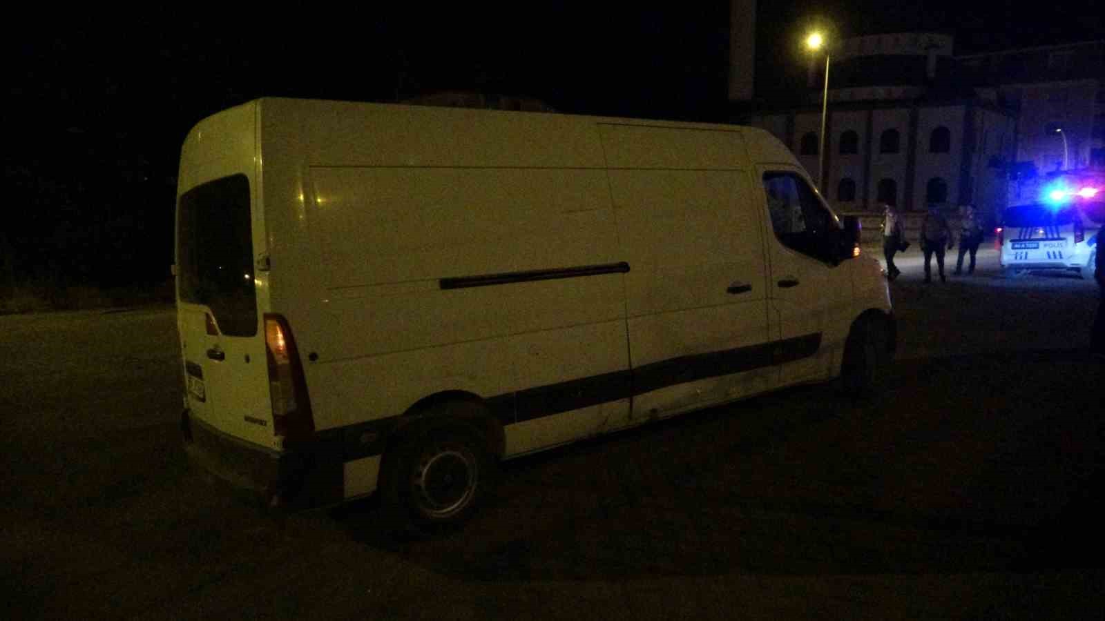 Minibüsle çarpışan araç 5 metre yükseklikten aşağı uçtu: 1 yaralı 