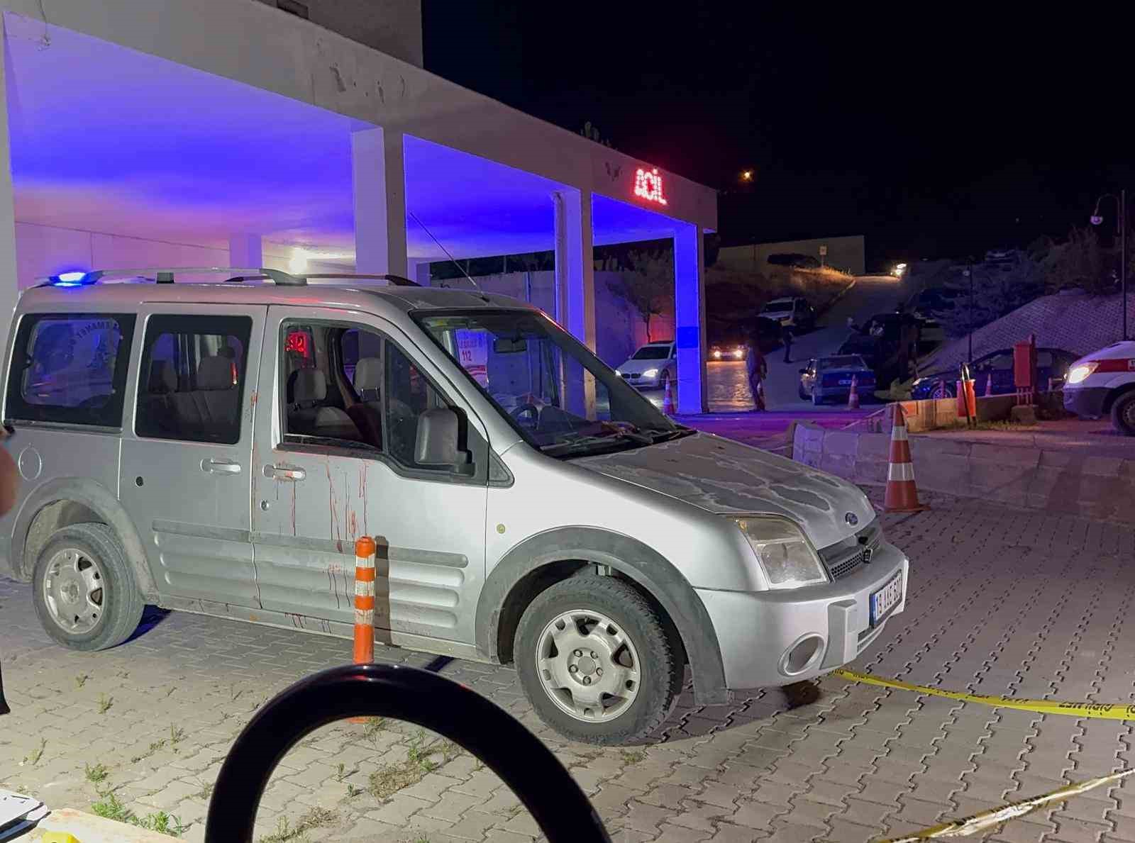 Araç içinde tabanca ateş aldı, bir kişi ağır yaralandı... O anlar kamerada 