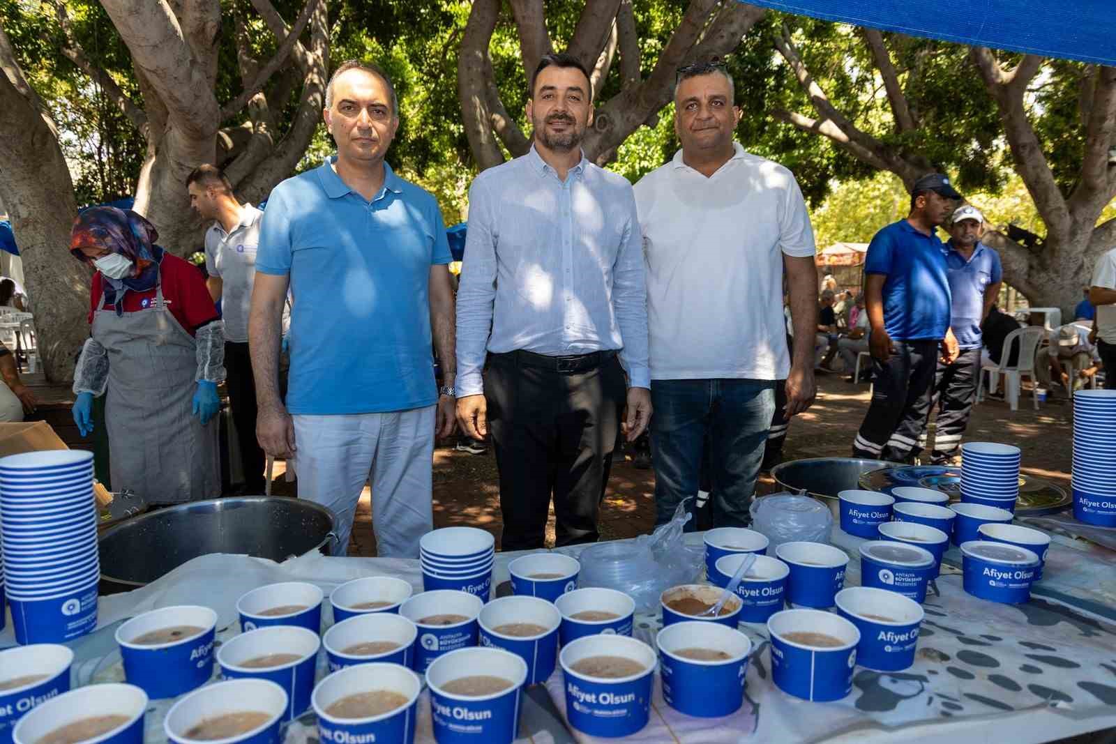 Manavgat’ta vatandaşlara aşure ikram edildi 