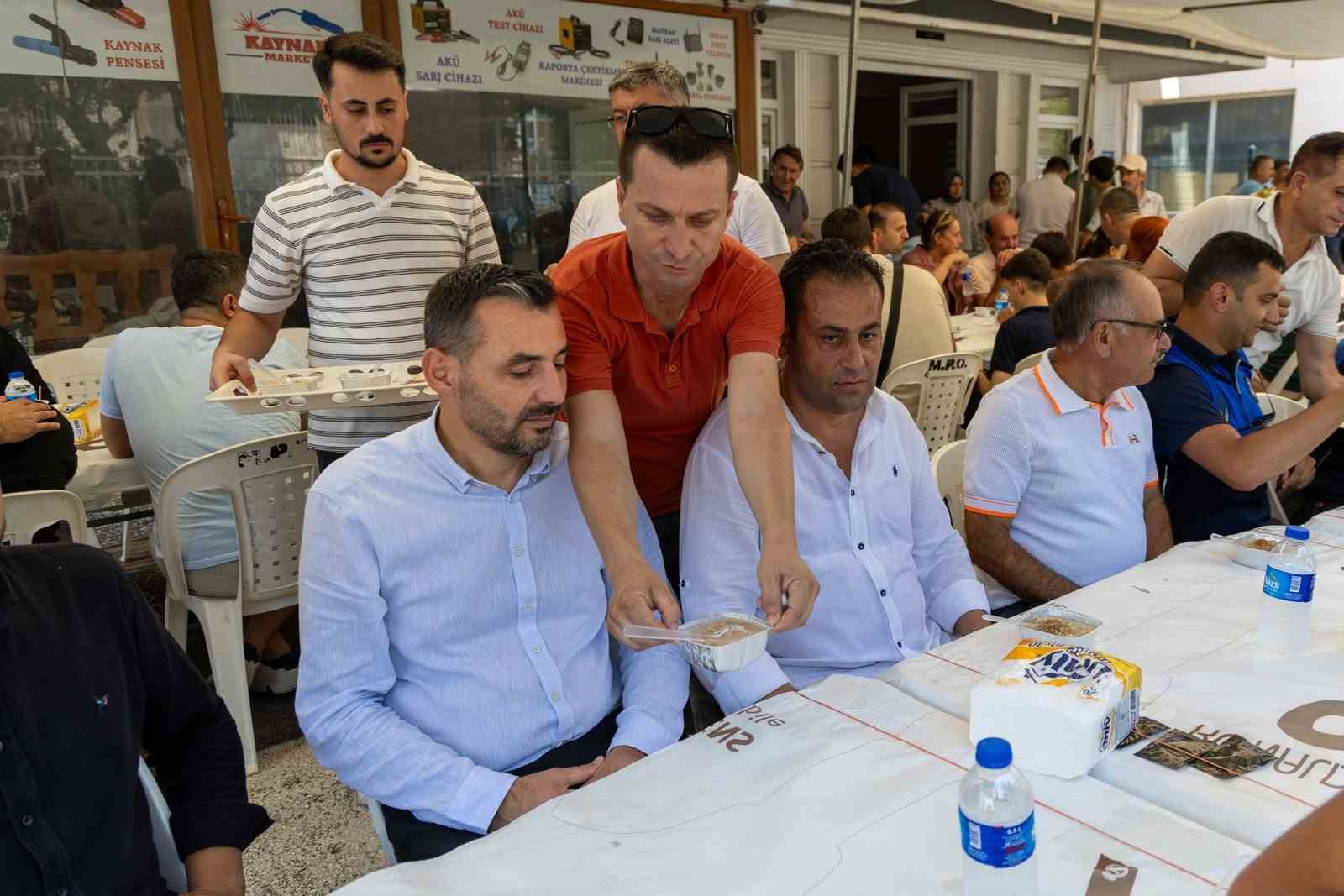 Manavgat’ta vatandaşlara aşure ikram edildi 