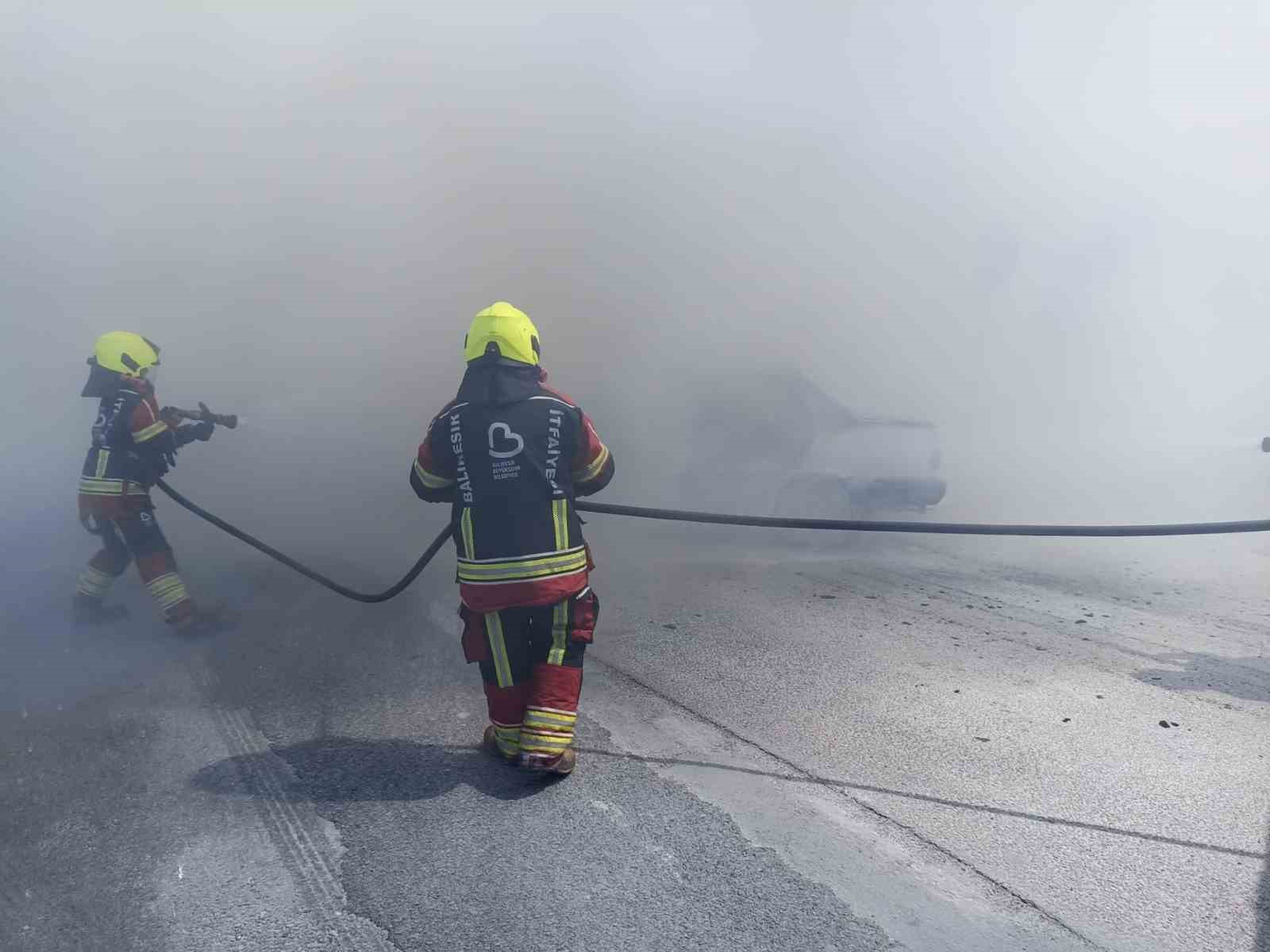 Balıkesir’de LPG’li TOFAŞ marka araç yol ortasında yandı 