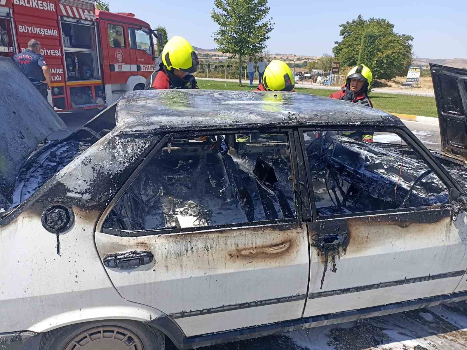 Balıkesir’de LPG’li TOFAŞ marka araç yol ortasında yandı 