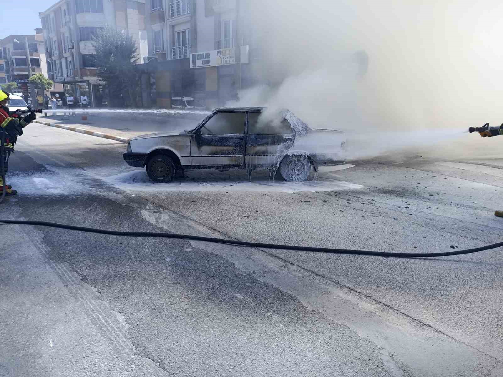 Balıkesir’de LPG’li TOFAŞ marka araç yol ortasında yandı 