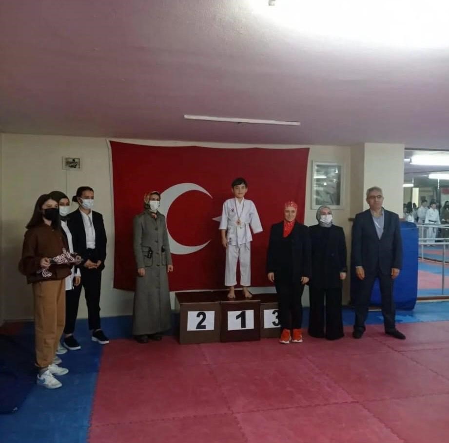 Doğuştan bir kolu ampute olan Mehmet Efe: 