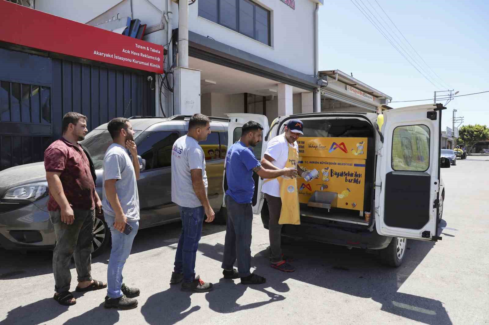 Mersin’de emekçilere 120 bin bardak limonata dağıtıldı 